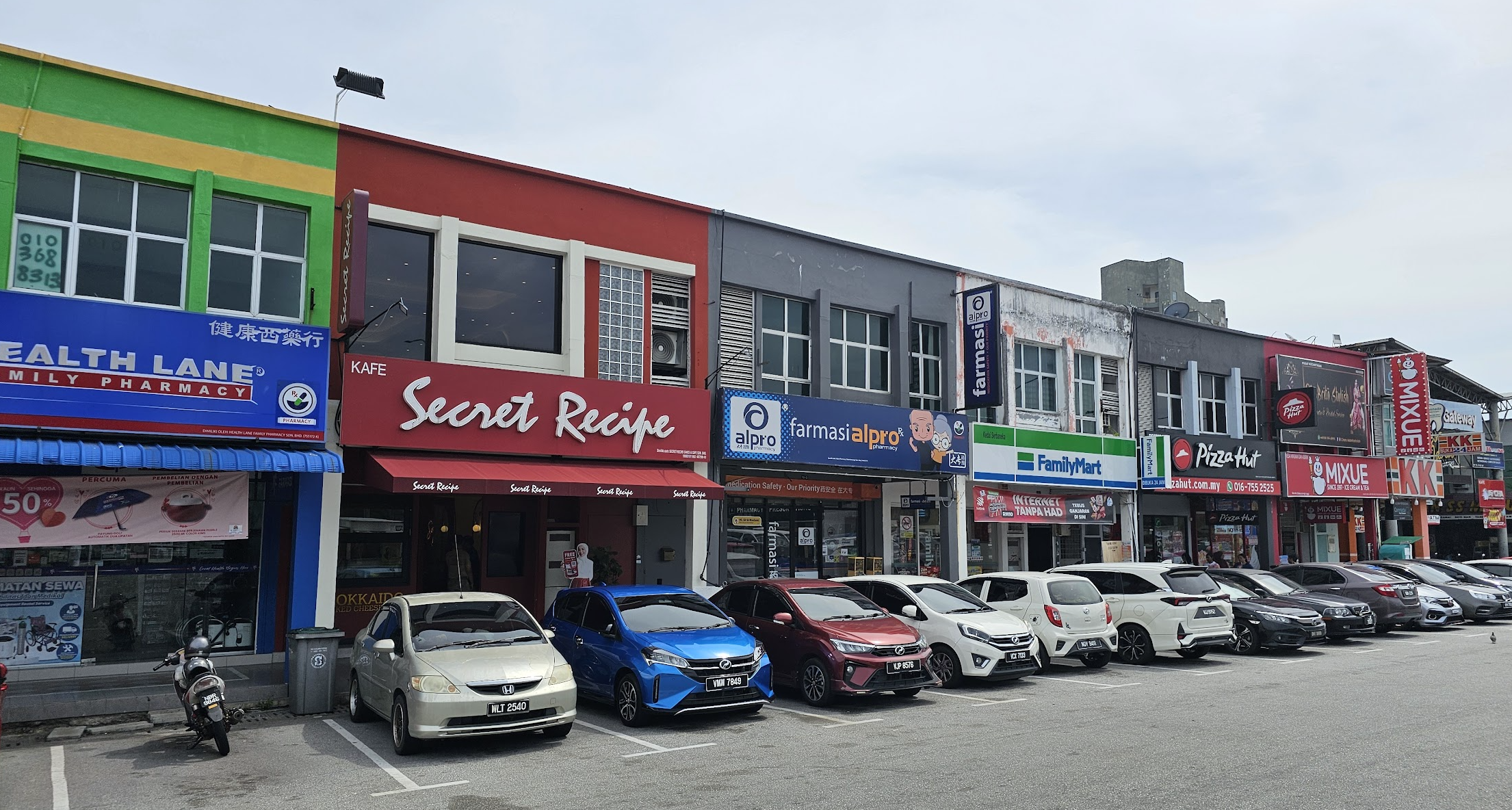 Existing shoplots in the Sunggala commercial area showing high occupancy. Photo taken in May 2026.