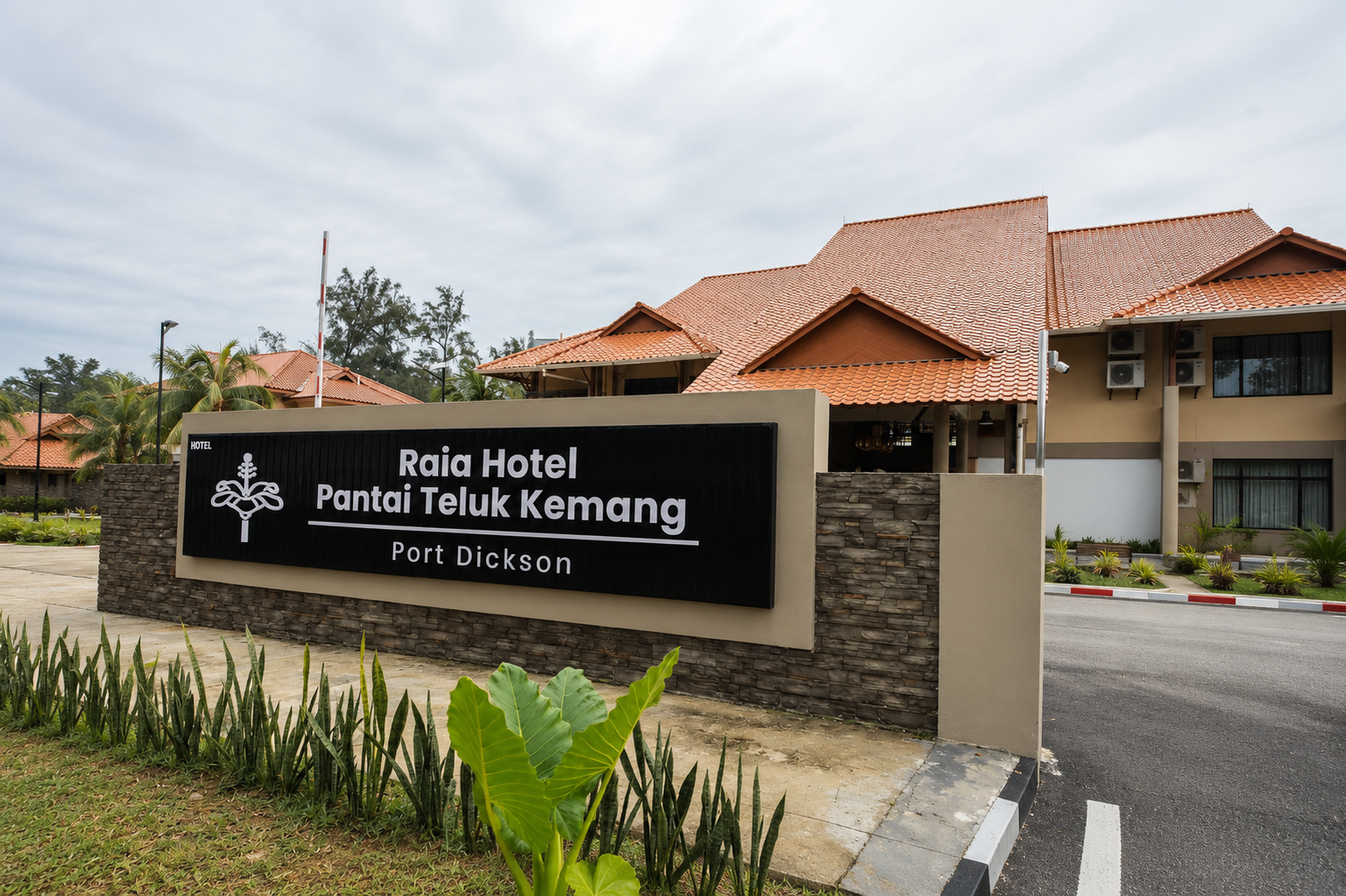 Raia Hotel Pantai Teluk Kemang